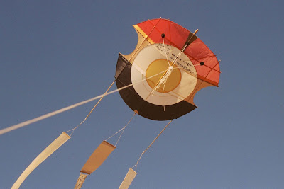 Sol — 2009 — Medidas: 1,87 m x 1,35 m (Total: 8,87 m)Materiais: Seda Telas de resina Hilos Cartulina. Acrílicos Algodon. Bambu. Papel Seda. Tinta nanquim Fios encerados — Fabio Crisanti